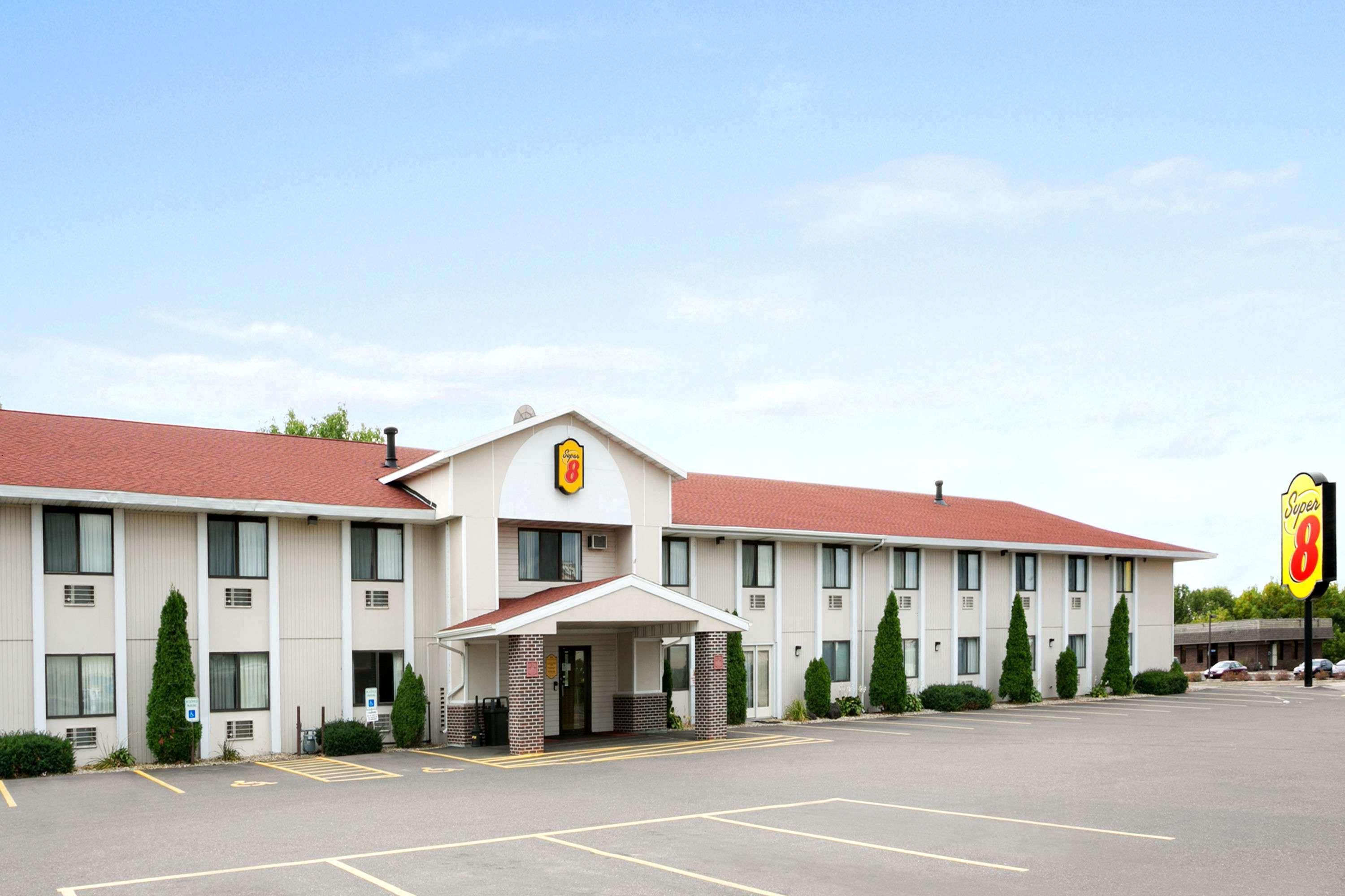 Super 8 By Wyndham Eau Claire Wi Hotel Exterior photo
