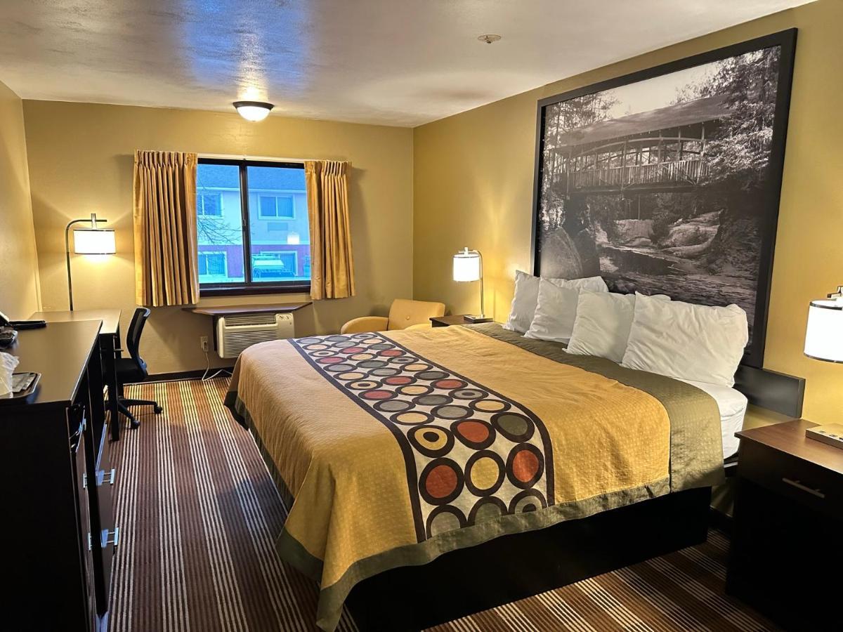 Super 8 By Wyndham Eau Claire Wi Hotel Exterior photo