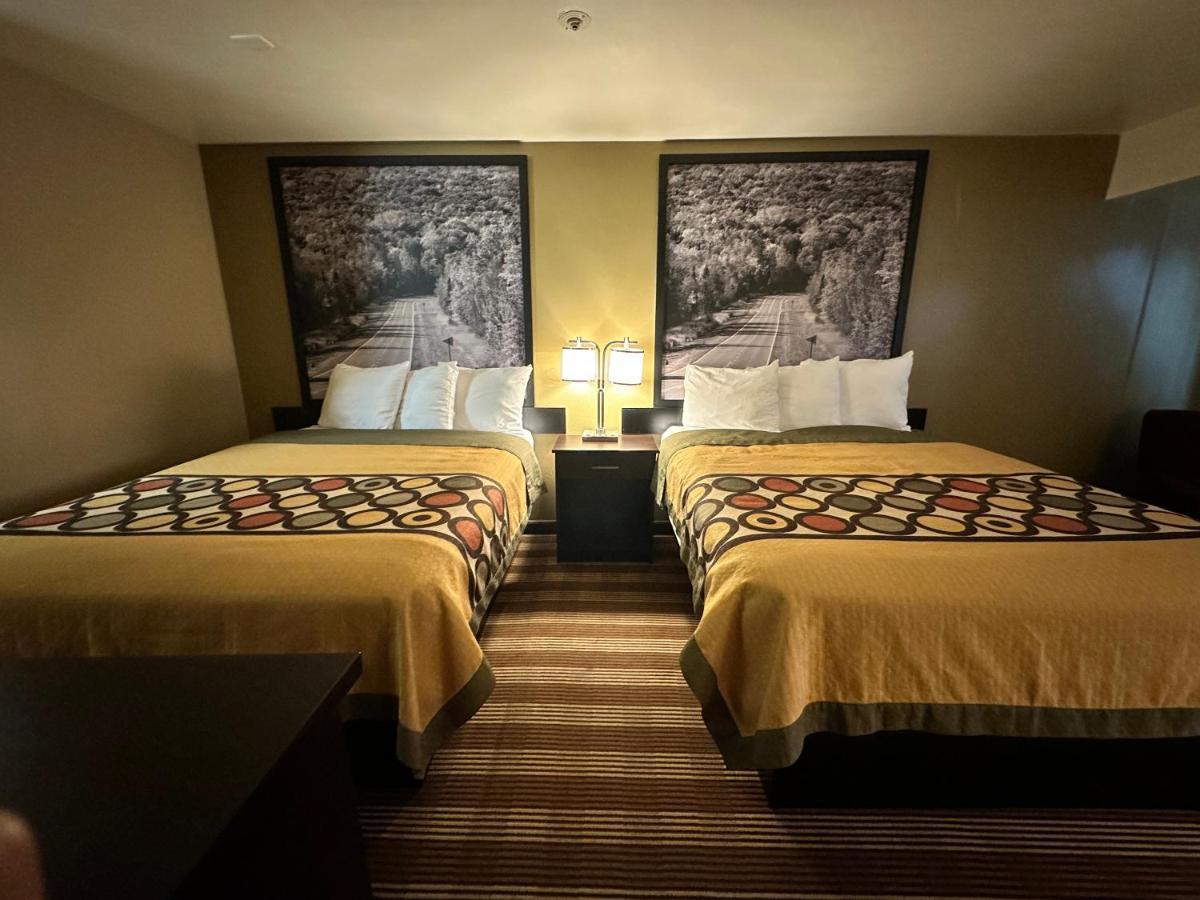 Super 8 By Wyndham Eau Claire Wi Hotel Exterior photo
