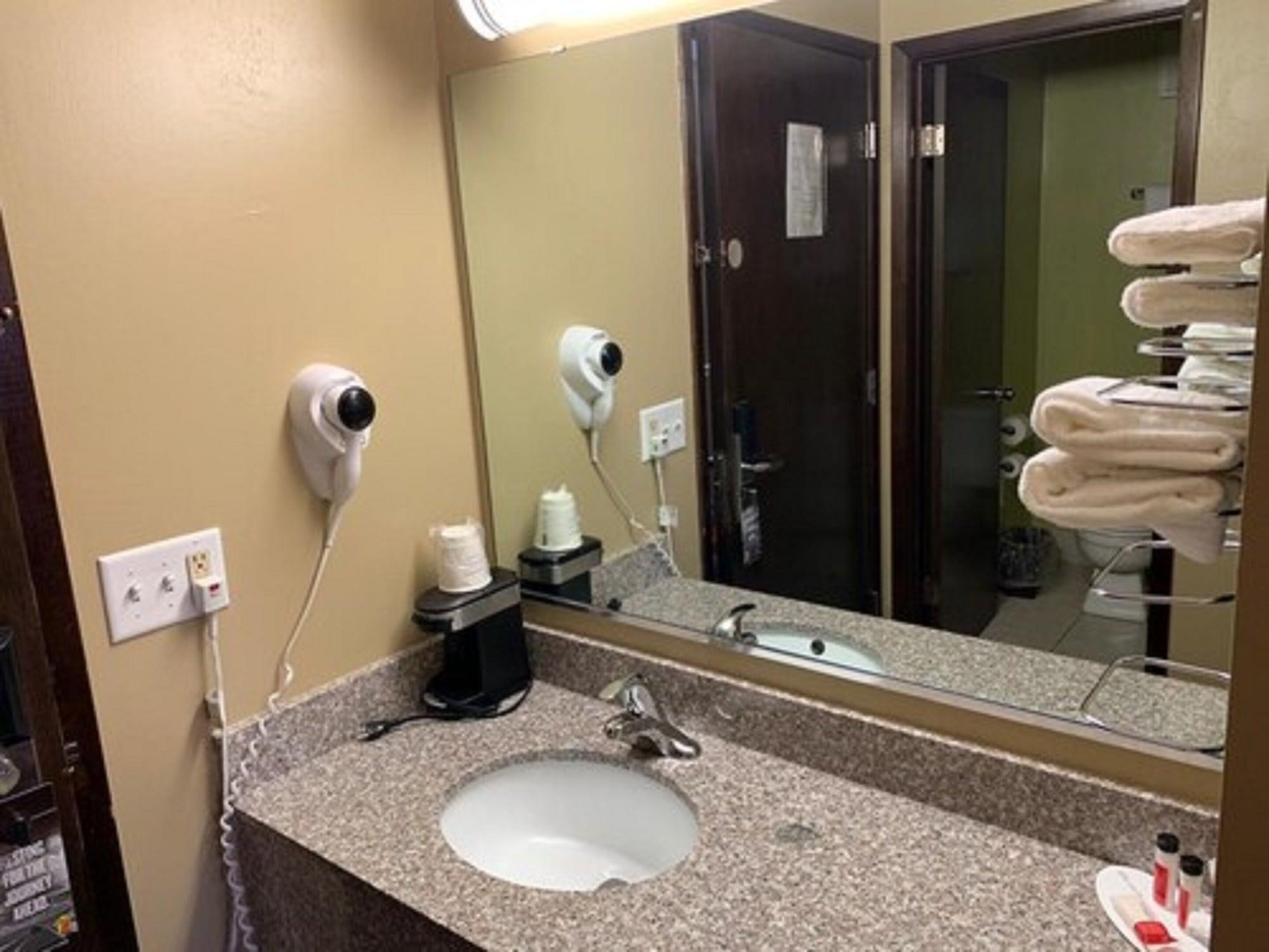 Super 8 By Wyndham Eau Claire Wi Hotel Exterior photo