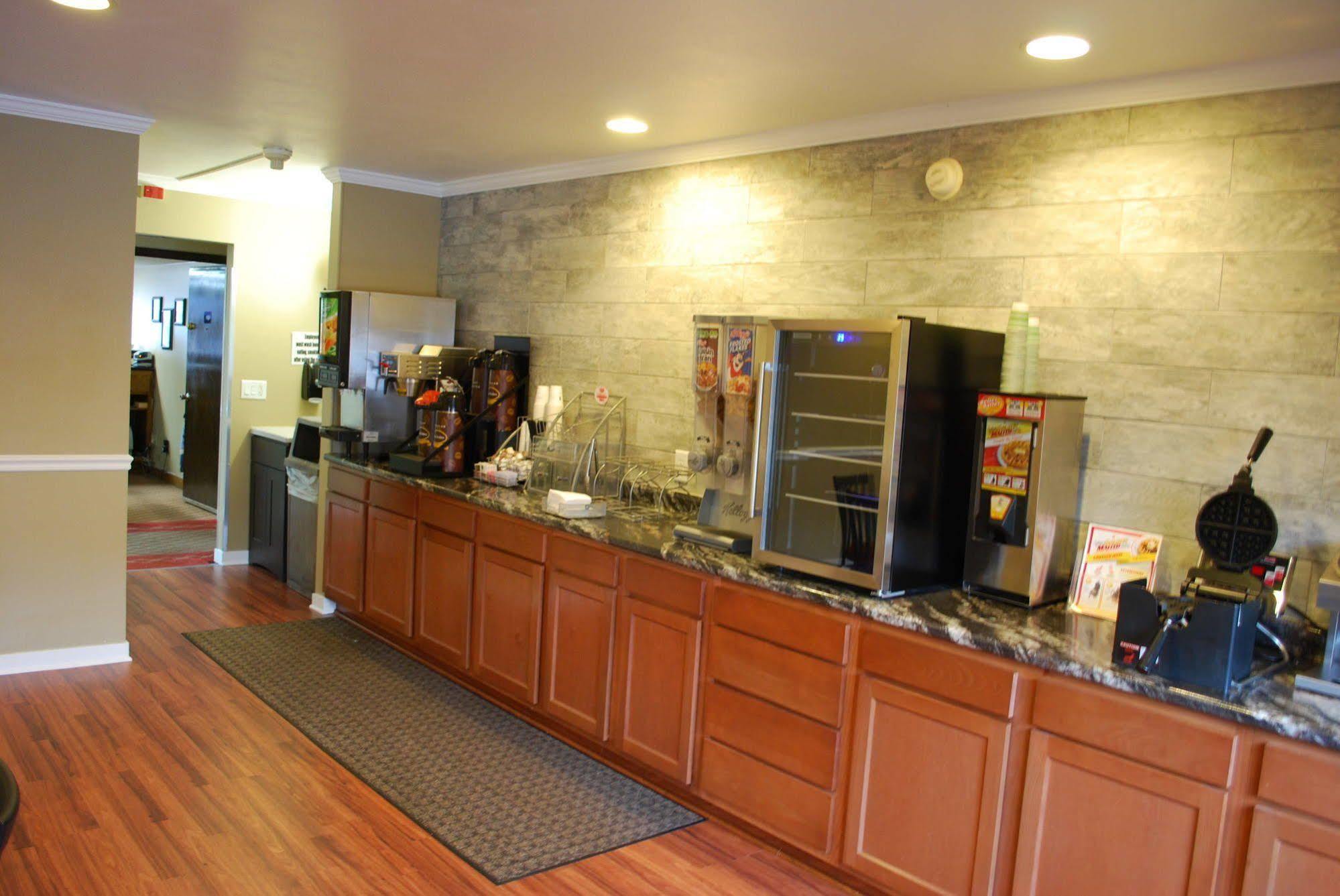 Super 8 By Wyndham Eau Claire Wi Hotel Exterior photo