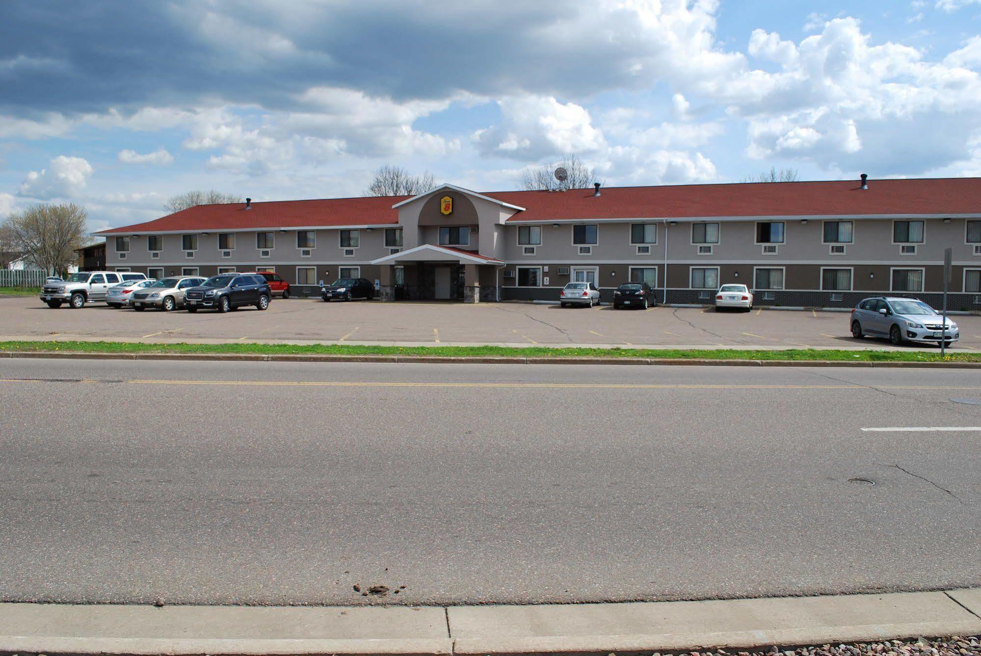 Super 8 By Wyndham Eau Claire Wi Hotel Exterior photo